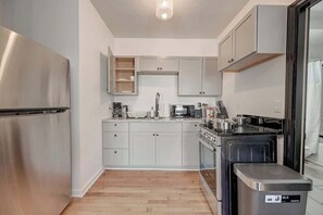 Een koelkast, een magnetron, een oven, een kookplaat