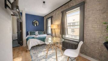 Een strijkplank/strijkijzer, wifi, beddengoed