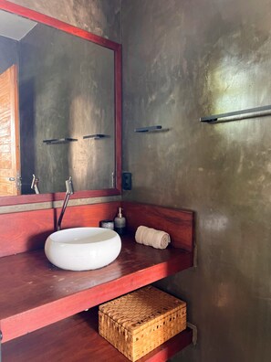 Familie huis, uitzicht op tuin | Badkamer