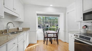 Frigorífic, microones, forn i placa de cuina