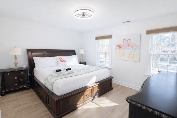 2 makuuhuonetta, työpöytä, silitysrauta/-lauta, vauvan matkasänky