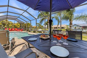 Outdoor dining - Canalfront Island Escape with Pool, Lanai & Dock - Antigua Villa - Roelens (Cape Coral)