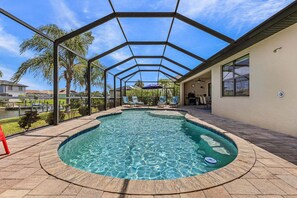 A heated pool - Canalfront Island Escape with Pool, Lanai & Dock - Antigua Villa - Roelens (Cape Coral)