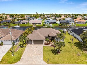 Zona residencial con casas, un canal y barcos.