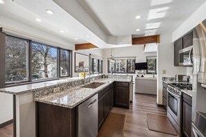 Fridge, microwave, oven, stovetop - Villa Mount Royal: Great location - New Listing! (Frisco)