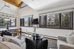 Interior - Villa Mount Royal: Great location - New Listing! (Frisco)