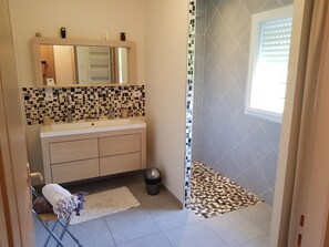 Een douche, handdoeken