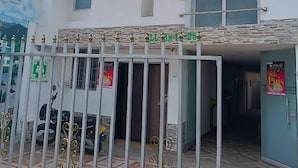 A hotel entrance with a sign reading "HOTEL Umilta Magica." - HOTEL URUMITA MAGICA (Valledupar)