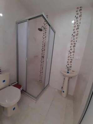 Dusch, handdukar, tvål och toalettpapper