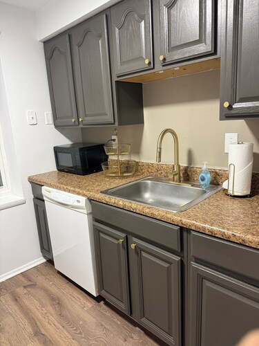 Prime Hampton stay near beach, hospital, shopping.