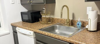 Prime Hampton stay near beach, hospital, shopping.