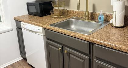 Prime Hampton stay near beach, hospital, shopping.