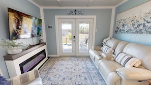 Smart TV, fireplace, books - The Nest ~ Near Music Park + Lake Views (Live Oak)