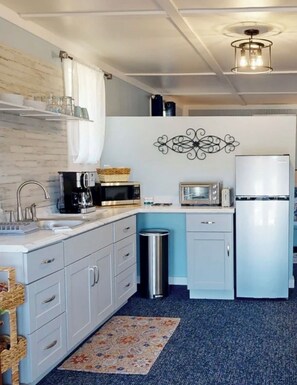 Fridge, microwave, oven, coffee/tea maker - The Nest ~ Near Music Park + Lake Views (Live Oak)