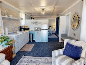 Smart TV, fireplace, books - The Nest ~ Near Music Park + Lake Views (Live Oak)