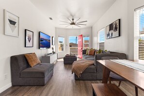 TV, offices - Point Loma Cozy Retreat - Spa l AC l Parking (San Diego)