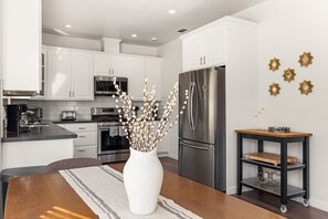 Fridge, microwave, oven, stovetop - Point Loma Cozy Retreat - Spa l AC l Parking (San Diego)