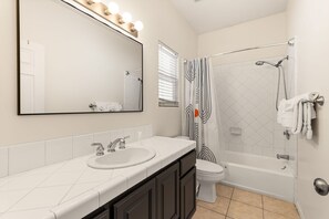 Shower, hair dryer, towels, shampoo - Point Loma Cozy Retreat - Spa l AC l Parking (San Diego)