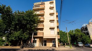 Un edificio de varios pisos con techo plano y balcones.