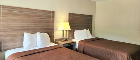 Tabla de planchar con plancha, wifi y ropa de cama
