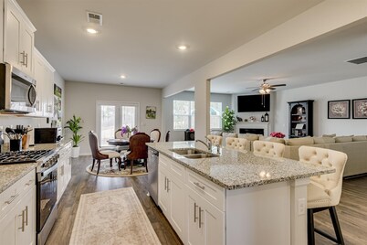 Wonderful 5-bedroom house with AC in charming Evans