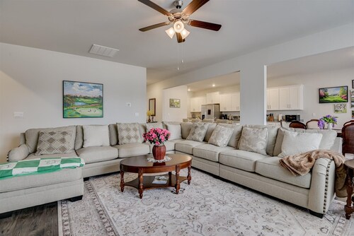 Wonderful 5-bedroom house with AC in charming Evans