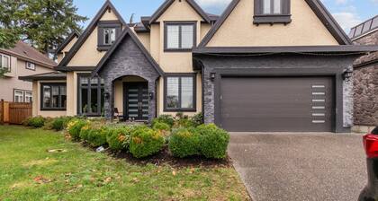 Peaceful 2BR Suite | Sleeps 4 | Free Parking & Wi-Fi | Near Downtown Vancouver