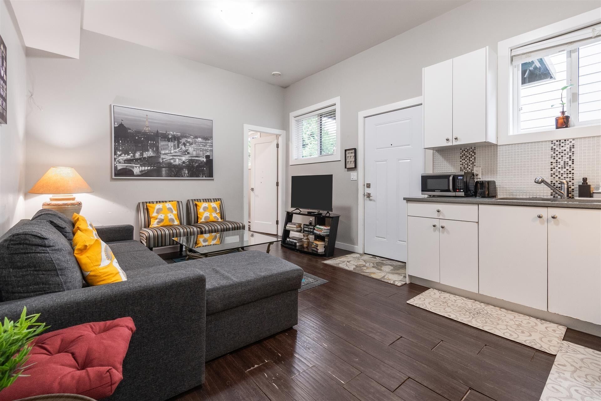 Eine moderne Wohnung mit Wohnzimmer, Küche und Essbereich.