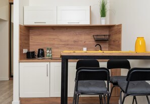 Réfrigérateur, plaque de cuisson, grille-pain