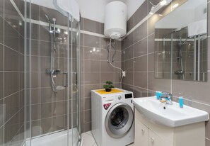 Douche, sèche-cheveux, serviettes fournies