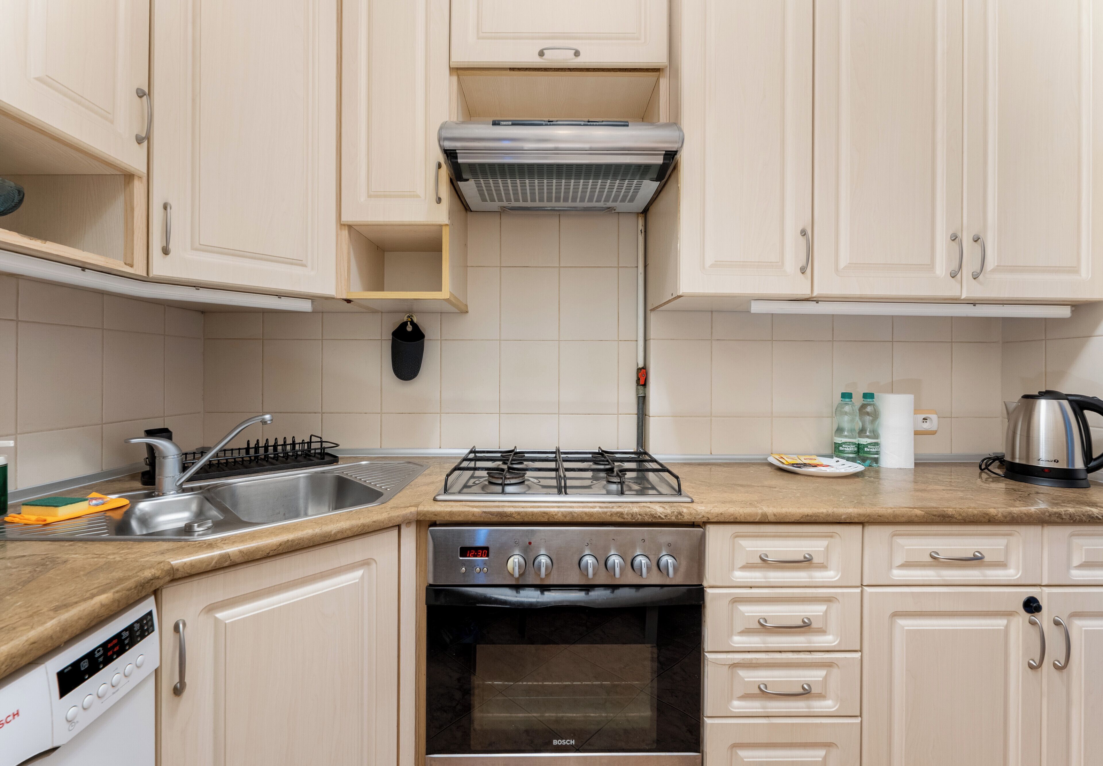 Fridge, oven, stovetop, dishwasher