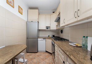 Frigorífico, horno, placa de cocina y lavavajillas