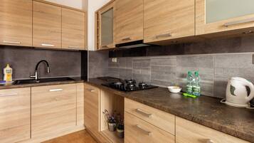 Fridge, stovetop, dishwasher