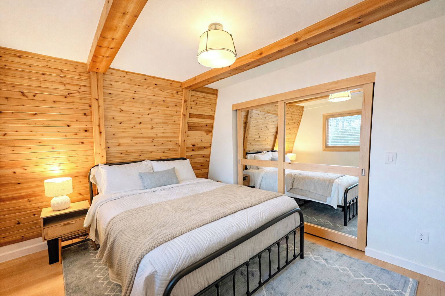 3 slaapkamers, een bureau, een strijkplank/strijkijzer, reisbedje