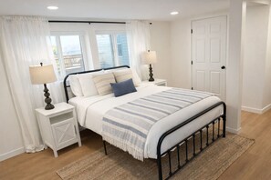 3 chambres, bureau, fer et planche à repasser, lit de bébé portatif
