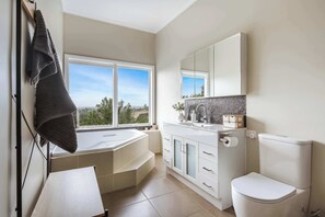 Shower, hair dryer - Seednest Treehouse Spectacular Mountain View (Monbulk)