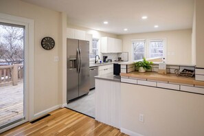 Microondas, horno, parrilla de estufa y lavavajillas 