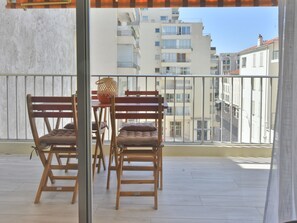 Outdoor dining - 1-Br with Terrace – Carré d’Or, Walking Distance to the Beaches (Cannes)