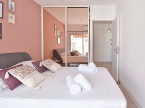 1 bedroom, iron/ironing board, WiFi, bed sheets - 1-Br with Terrace – Carré d’Or, Walking Distance to the Beaches (Cannes)