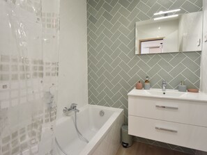 Hair dryer, towels - 1-Br with Terrace – Carré d’Or, Walking Distance to the Beaches (Cannes)