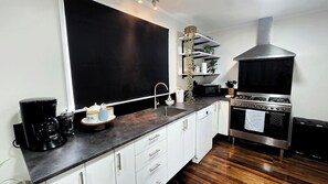 Micro-ondes, four, plaque de cuisson, lave-vaisselle