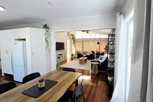 Greenmeadows Retreat - walk to everything you need