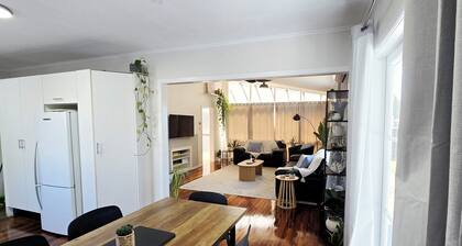 Greenmeadows Retreat - walk to everything you need