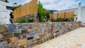 Apartment, Balkon, Gartenblick | Unterkunftsgelände