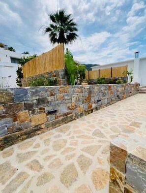 Apartment, Balkon, Gartenblick | Unterkunftsgelände