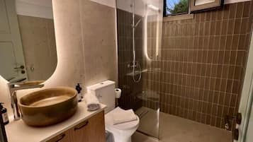 Perhehuoneisto, parveke, näköala puutarhaan | Kylpyhuone | Ilmaiset hygieniatuotteet, pyyhkeet, saippua, sampoo