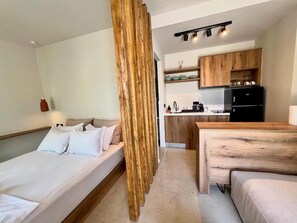 Apartment, Balkon, Gartenblick | Zimmersafe, Schreibtisch, schallisolierte Zimmer, Bügeleisen/Bügelbrett