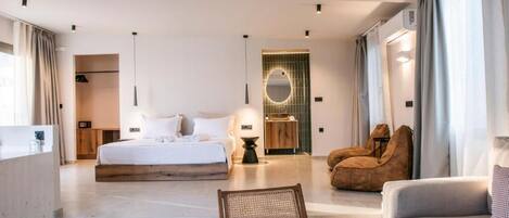 Peti besi dalam bilik, meja, kalis bunyi, seterika/papan seterika