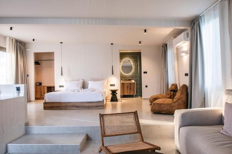 Caja de seguridad en la habitación y escritorio . Gioma Garden Villas