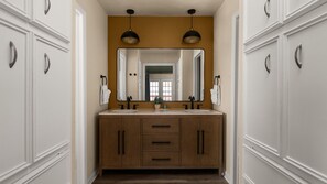 Luxury House | Bathroom - Creekview Drive (Round Rock)